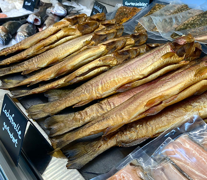 Frisch geräucherte Forellen im Hofladen