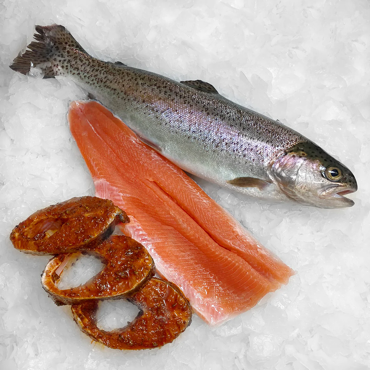 Forelle, Forellenfilet und marinierte Forellensteaks auf Eis